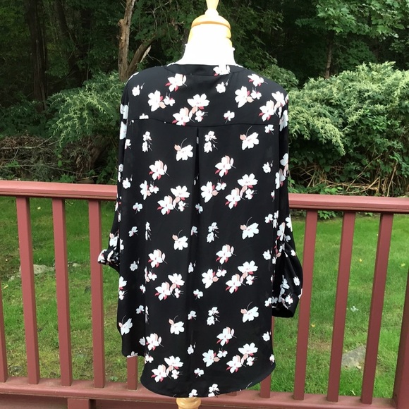 Simply Emma 2X black floral front button blouse. - Picture 4 of 8